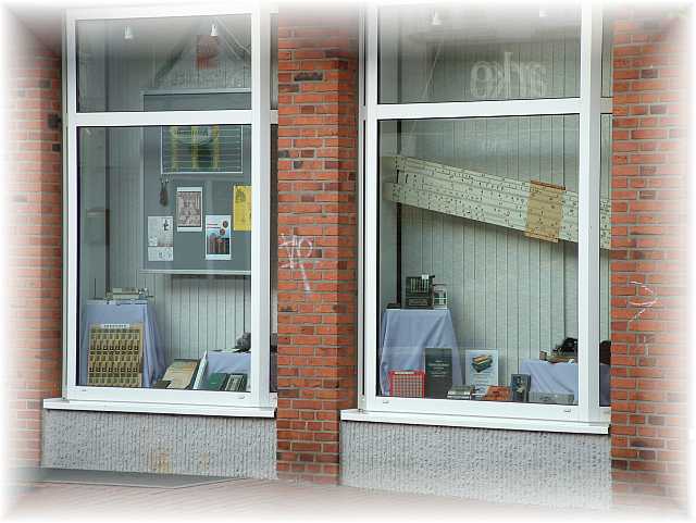 Ausstellung Fenster links