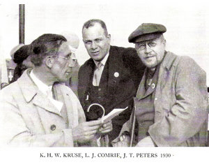 Peters mit Kruse und Comrie; aus Archibald (1)